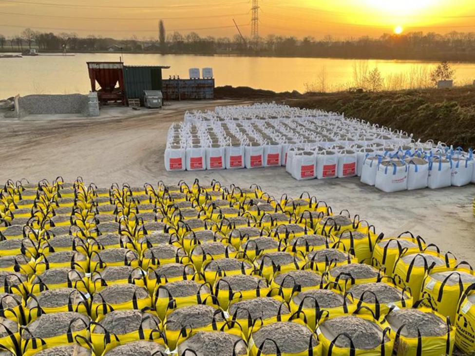 De BigBags gevuld met zand staan weer klaar